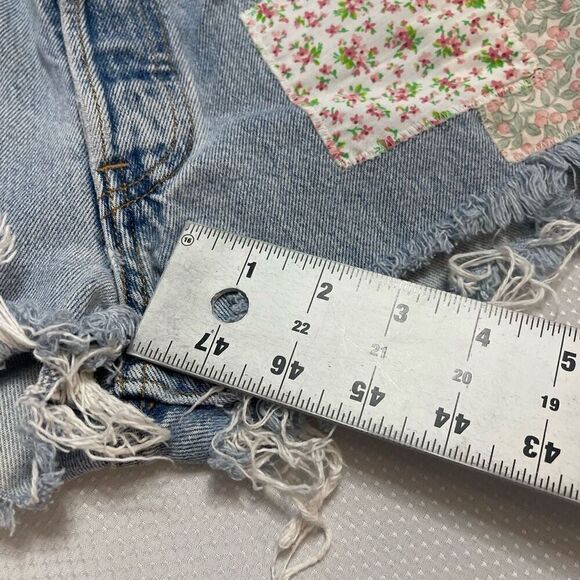 Urban Renewal x Levis Patchwork Distressed Denim Shorts Size Medium - Picture 6 of 9